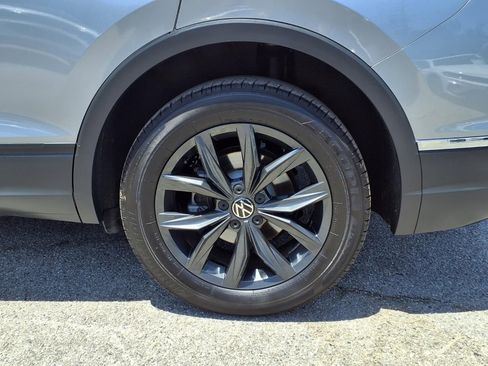 Certified 2024 Volkswagen Tiguan SE w/ Panoramic Sunroof Package FWD image 5