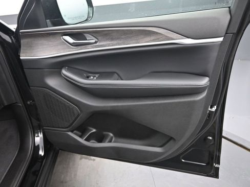 New 2025 Jeep Grand Cherokee L Limited image 21