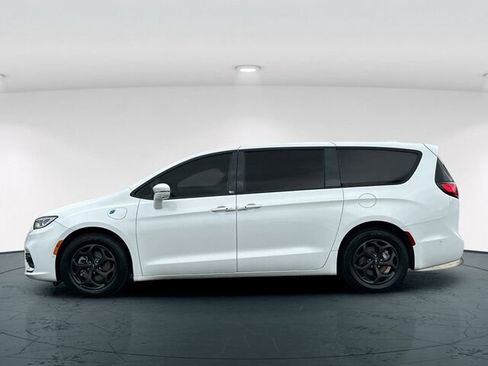 Used 2022 Chrysler Pacifica Touring-L w/ Uconnect Theater Family Group FWD image 3