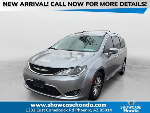 Used 2018 Chrysler Pacifica Touring-L image 1