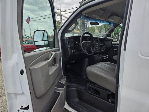 Used 2017 Chevrolet Express 2500 RWD image 9