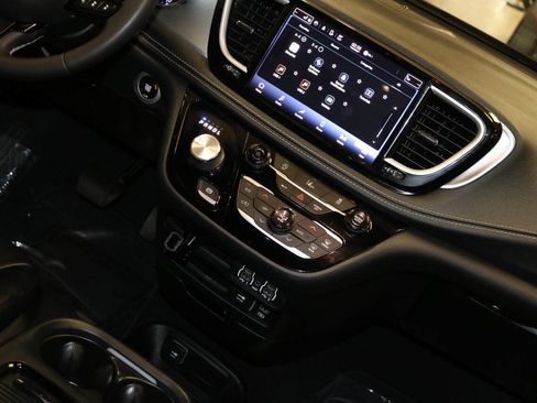 Used 2022 Chrysler Pacifica Touring-L w/ S Appearance Package FWD image 35
