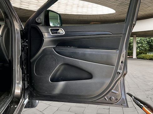 Used 2019 Jeep Grand Cherokee Altitude RWD image 16