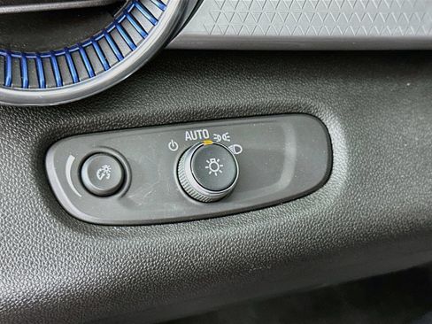 Used 2025 Chevrolet Trax LT FWD image 11