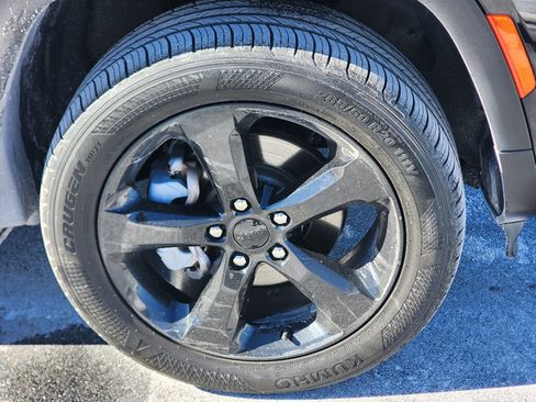 Used 2023 Jeep Grand Cherokee Limited w/ Black Appearance Package image 4