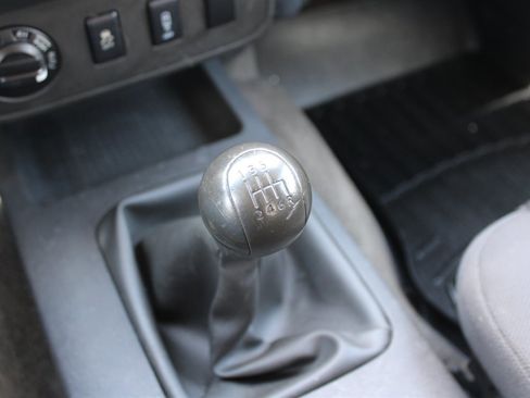 Used 2013 Nissan Frontier SV image 19