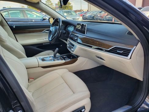 Used 2018 BMW 750i xDrive image 29