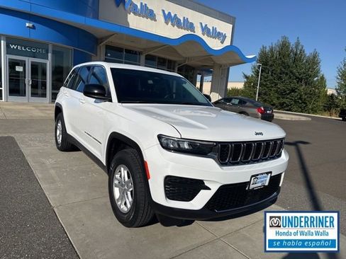 Used 2023 Jeep Grand Cherokee Laredo image 1