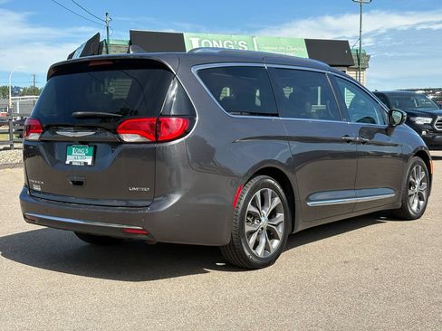 Used 2017 Chrysler Pacifica Limited FWD image 8