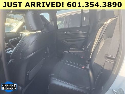 Used 2025 Jeep Grand Cherokee Altitude image 2