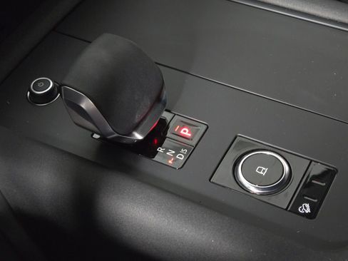 Used 2025 Land Rover Discovery Dynamic SE AWD/4WD image 33