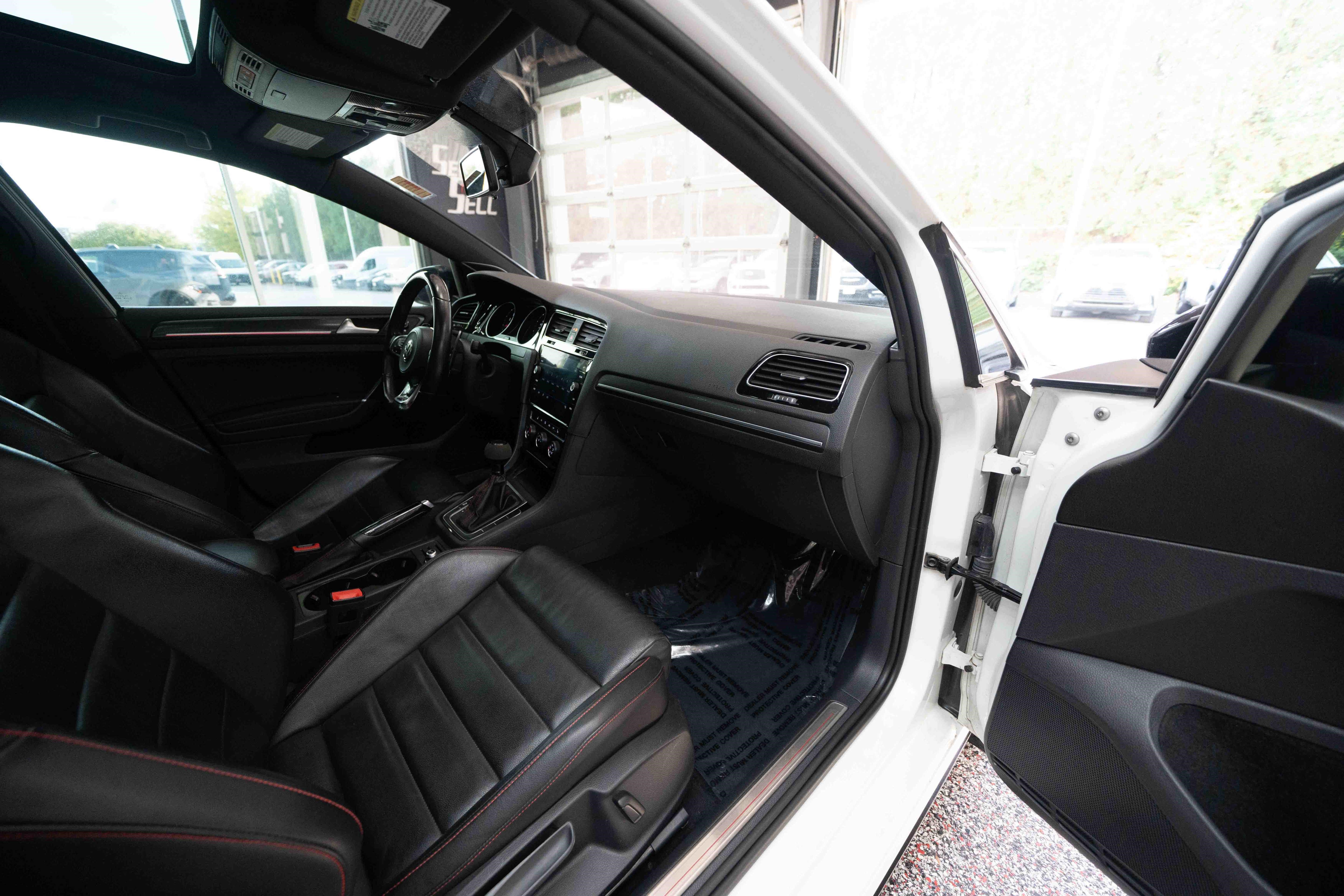 Used 2019 Volkswagen Golf 4-Door FWD image 25