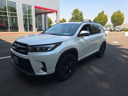 Used 2019 Toyota Highlander SE AWD/4WD image 2