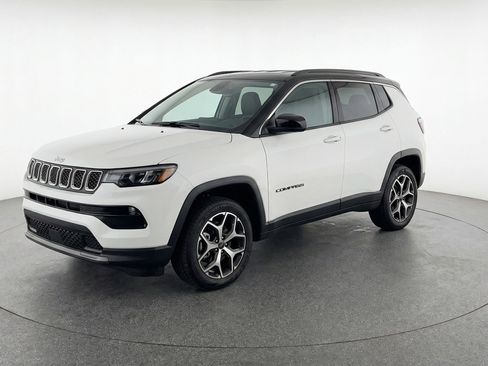 Used 2025 Jeep Compass Limited AWD/4WD image 3