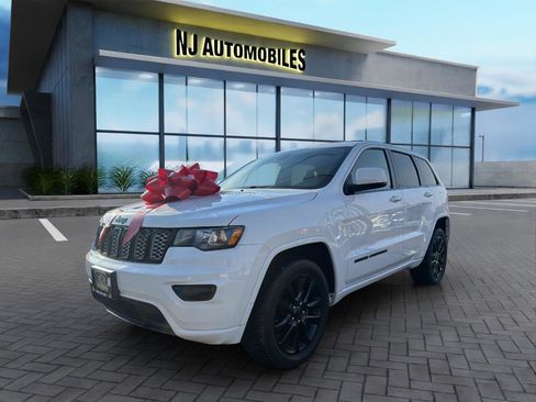 Used 2020 Jeep Grand Cherokee Altitude AWD/4WD image 3