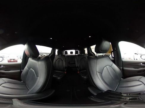 Used 2025 Chrysler Pacifica Select image 45