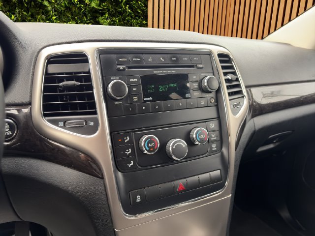 Used 2012 Jeep Grand Cherokee Laredo w/ Laredo E Group AWD/4WD image 17