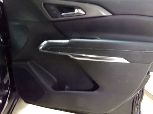 Used 2025 Chevrolet Traverse LT image 7