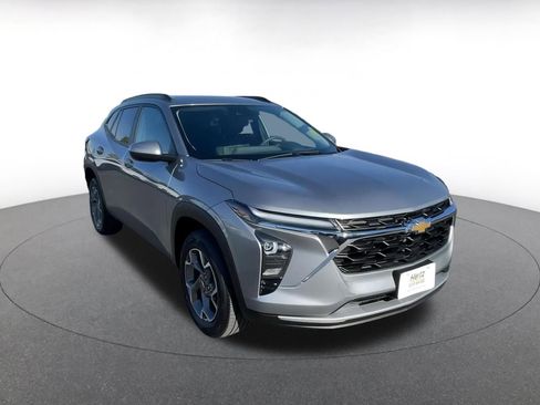 Used 2025 Chevrolet Trax LT image 3