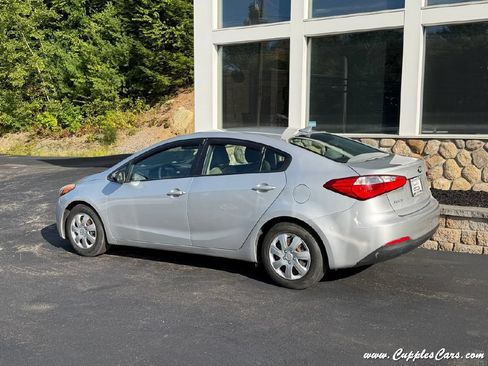 Used 2016 Kia Forte LX FWD image 2