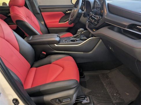 Used 2024 Toyota Highlander FWD image 28