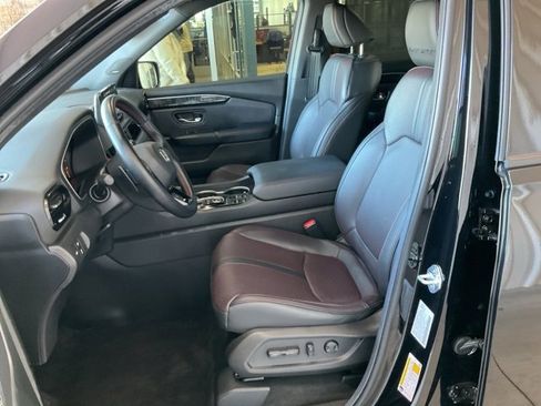 Certified 2025 Honda Pilot Black Edition image 4