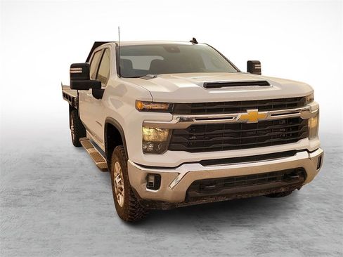 Used 2024 Chevrolet Silverado 2500 LT w/ Convenience Package image 2