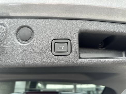 Used 2024 Chevrolet Equinox Premier AWD/4WD image 33