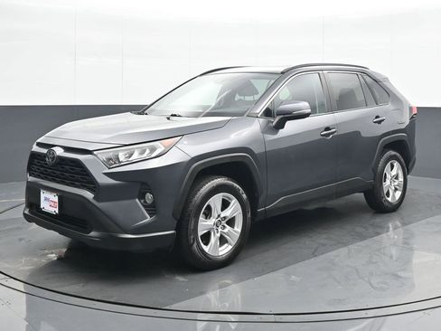 Used 2020 Toyota RAV4 XLE image 2