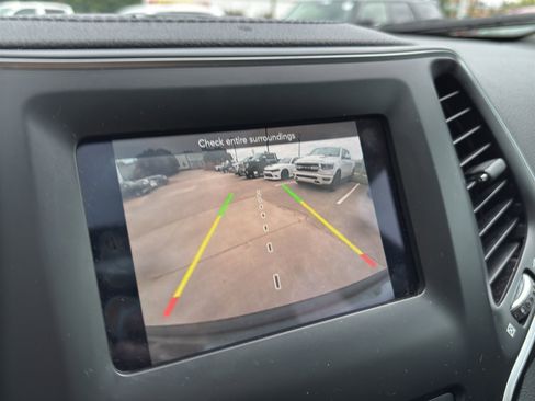 Used 2019 Jeep Cherokee Latitude Plus w/ Comfort/Convenience Group FWD image 23