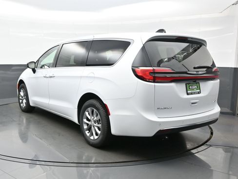 New 2026 Chrysler Pacifica Select image 4
