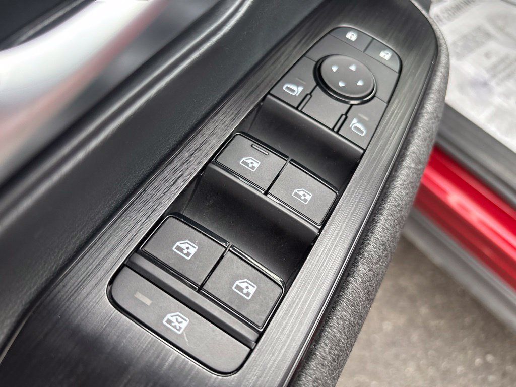 Used 2025 Nissan Kicks SV AWD/4WD image 16