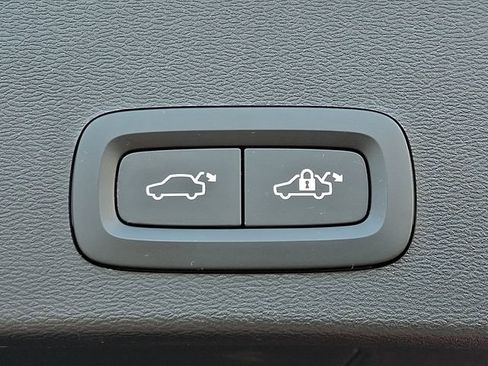 Certified 2024 Volvo XC40 B5 Plus w/ Protection Package Premier AWD/4WD image 32