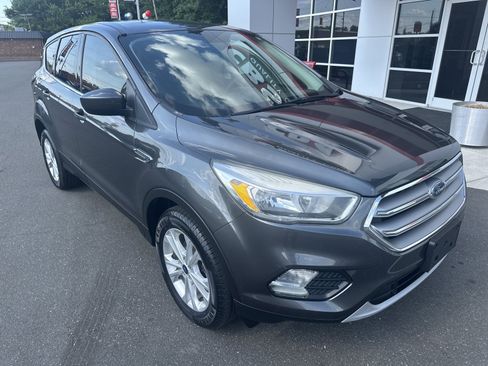Used 2017 Ford Escape SE FWD image 2