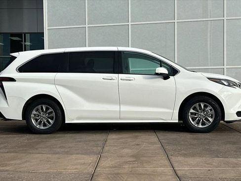 Certified 2024 Toyota Sienna LE image 3