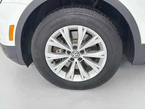 Used 2018 Volkswagen Tiguan SE w/ Panoramic Sunroof Package image 32