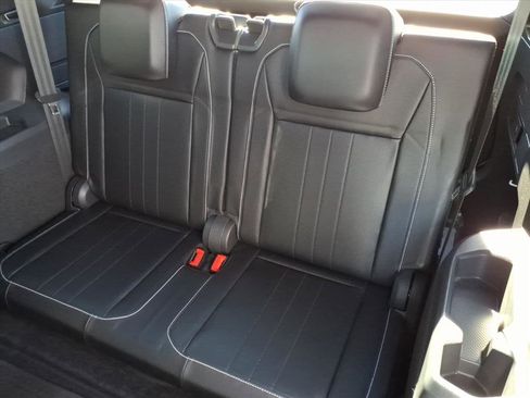 Certified 2022 Volkswagen Tiguan SE R-Line image 24