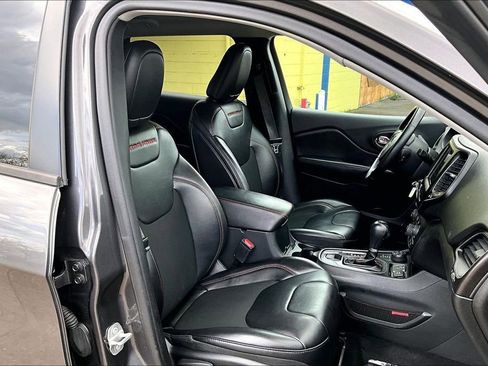 Used 2019 Jeep Cherokee Trailhawk w/ Cold Weather Group image 10