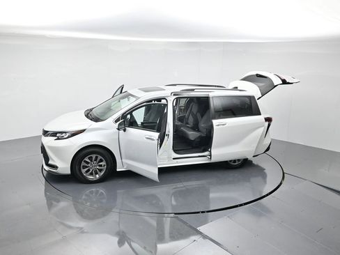 Used 2022 Toyota Sienna XLE image 43