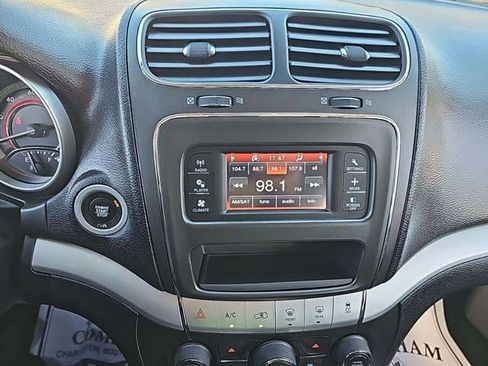 Used 2019 Dodge Journey SE w/ Premium Group image 4