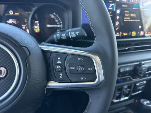 Used 2025 Jeep Wrangler Unlimited Sahara image 15