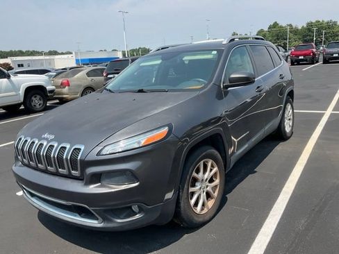 Used 2016 Jeep Cherokee Latitude w/ Cold Weather Group AWD/4WD image 9