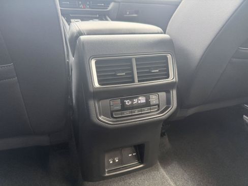 Used 2025 Volkswagen Atlas SE FWD image 9