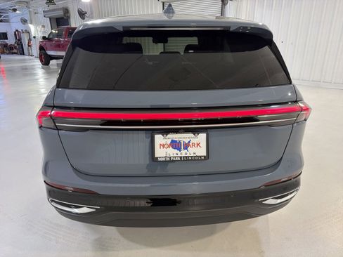 Used 2025 Lincoln Nautilus Premier AWD/4WD image 26