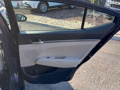 Used 2019 Hyundai Elantra SE FWD image 15