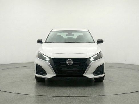 Used 2025 Nissan Altima 2.5 SV FWD image 2