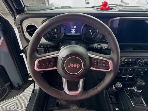 Used 2025 Jeep Wrangler Unlimited Sahara image 16