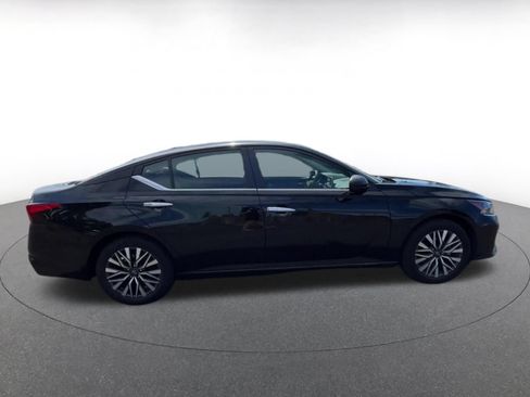 Used 2025 Nissan Altima 2.5 SV FWD image 13
