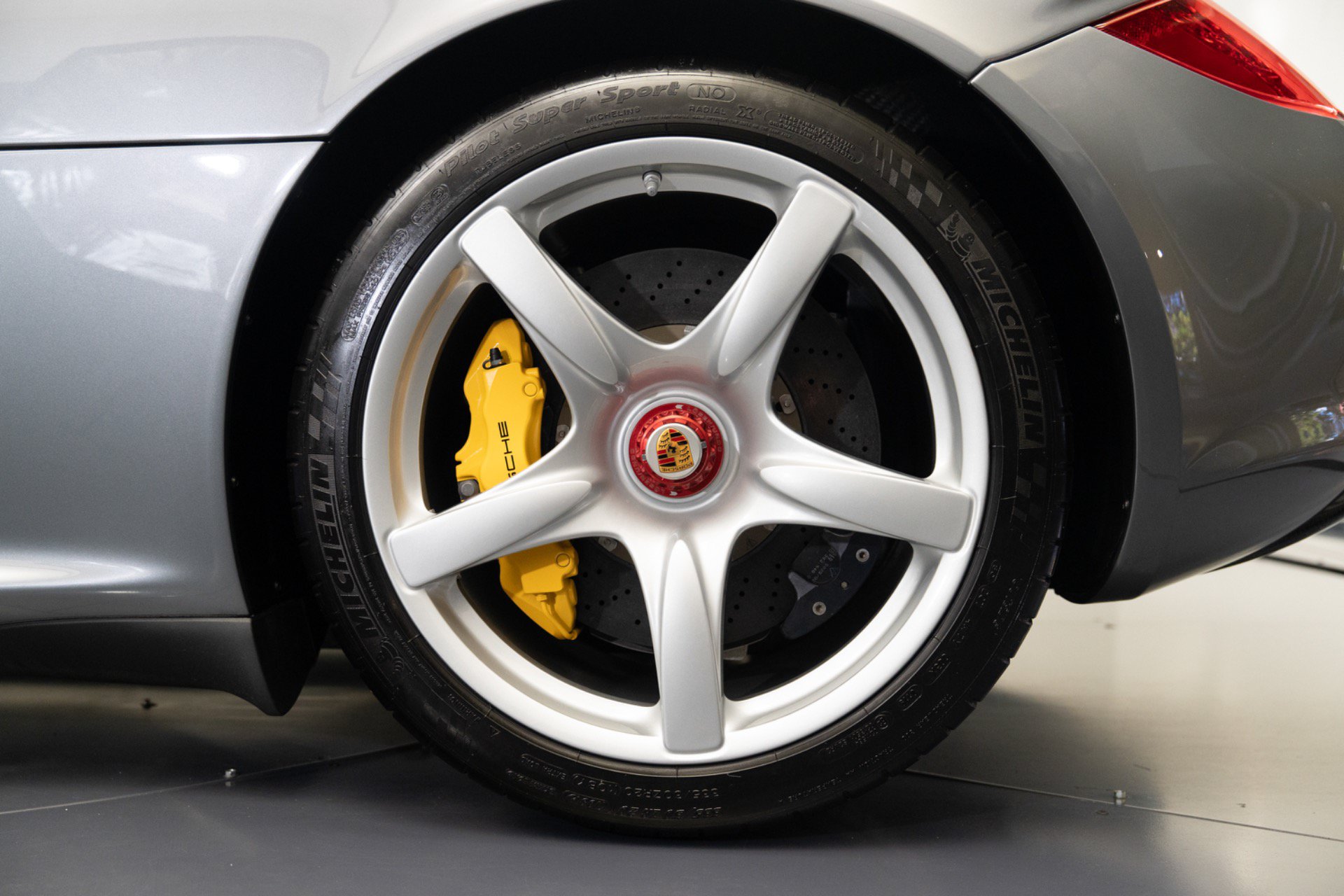 Used 2004 Porsche Carrera GT RWD image 13