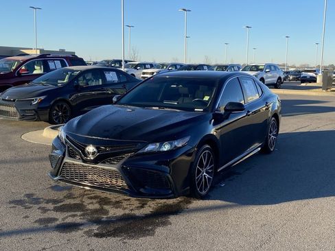 Used 2023 Toyota Camry SE image 3